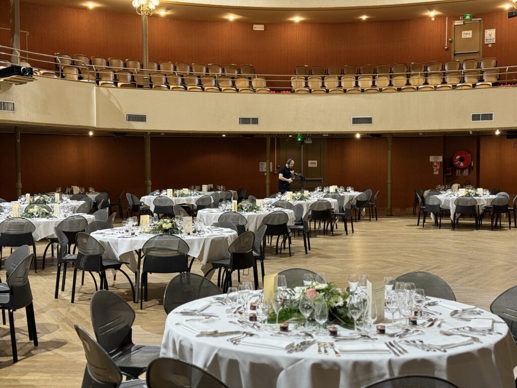 Vue du Grand Kursaal de Besançon scénographié pour la soirée de gala du Congrès Franco-Suisse de Pharmacie 2025. Organisation complète par l’agence Arthéo, en collaboration avec le chef étoilé Michelin Joël Césari.