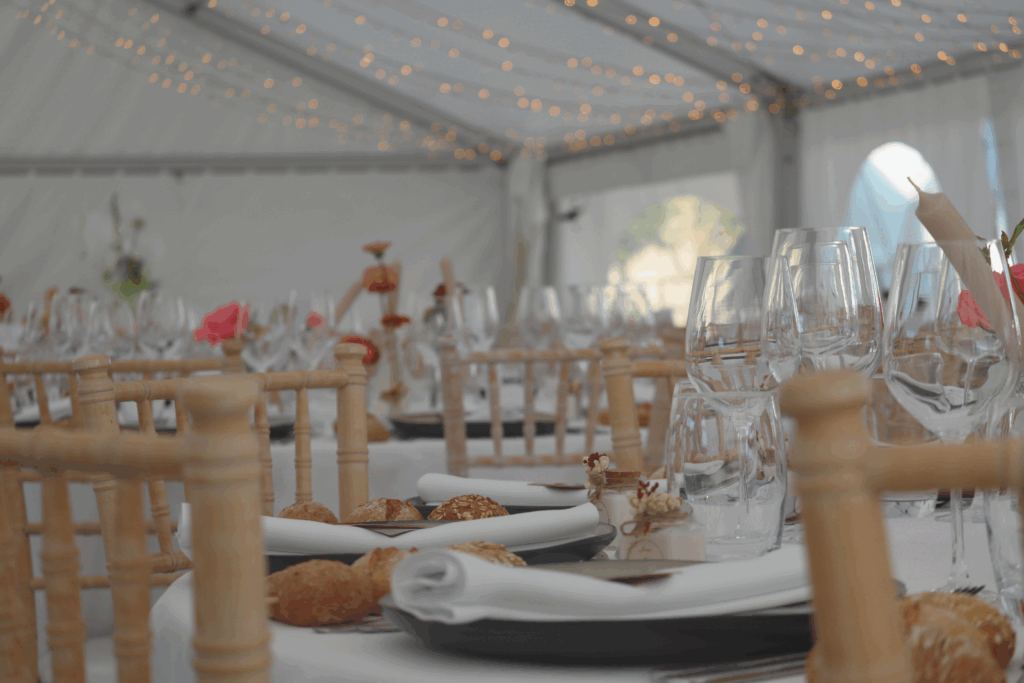 Décoration de table élégante lors du mariage à l’Espace Beltane – Un cadre raffiné pour un événement sur mesure dans le Jura