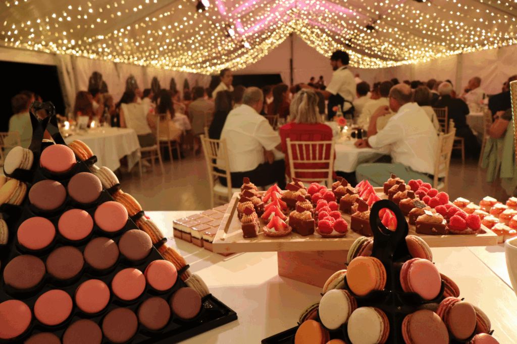 Buffet de desserts, lors d’un mariage  à Amondans – Réalisation Maison Courbet, traiteur Meilleur Ouvrier de France